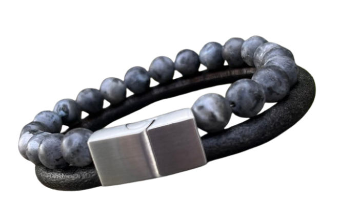 Fertige Lederarmbänder